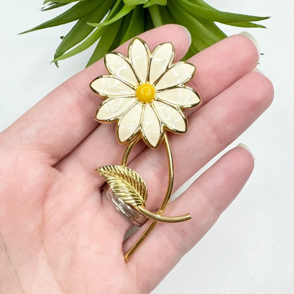Vintage 60s Retro Cream White Daisy Enamel Gold Tone Statement Flower Brooch MOD